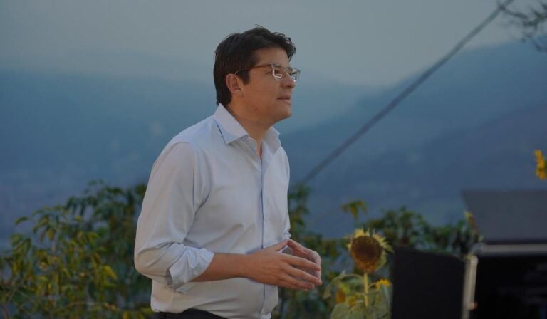 Se ha conocido un nuevo parte médico de la Fundación Santa Fe en donde es atendido el senador y precandidato presidencial Miguel Uribe Turbay