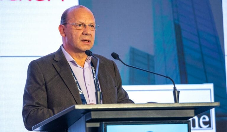 Gobierno Petro confirma que reforma tributaria pondría impuestos a iglesias y apuestas digitales; alista recortes